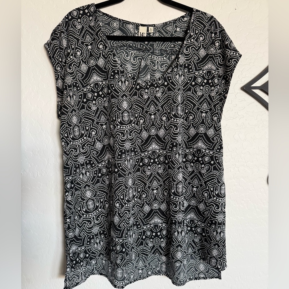 14TH & UNION Black and White Patterned Women's Top - XL